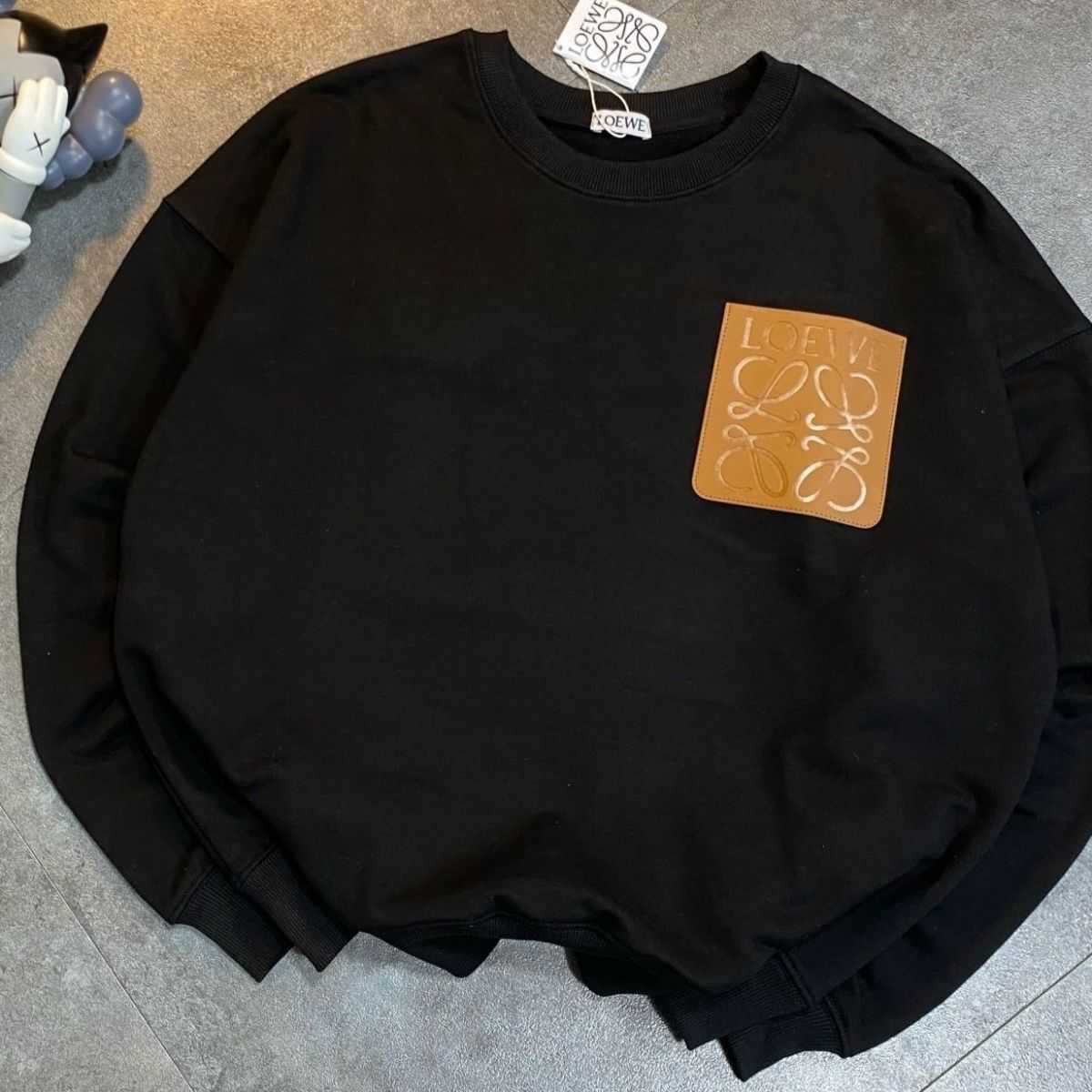 Designer Clothing Mens Sweatshirts Hoodies Loewe 2022 Autumnwinter Embroidered Leather Pocket Sweater with Thickened Fleece Unisex Couple Long Sleeve Coat Fashi, Shipping fee
Designer Clothing Mens Sweatshirts Hoodies Loewe 2022 Autumnwinter Embroidered Leather Pocket Sweater with Thickened Fleece Unisex Couple Long Sleeve Coat Fashi, Shipping fee