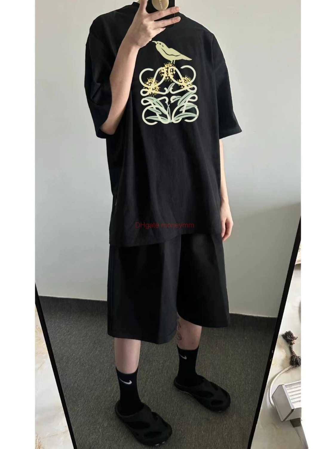 Designer Fashion Clothing Tees Tshirts Loewe High Quality Loe Rowe Bird Song Flower Fragrance Short Sleeved Versatile Tshirt Short Sleeved for Men and Women Couples, Black
Designer Fashion Clothing Tees Tshirts Loewe High Quality Loe Rowe Bird Song Flower Fragrance Short Sleeved Versatile Tshirt Short Sleeved for Men and Women Couples, Black