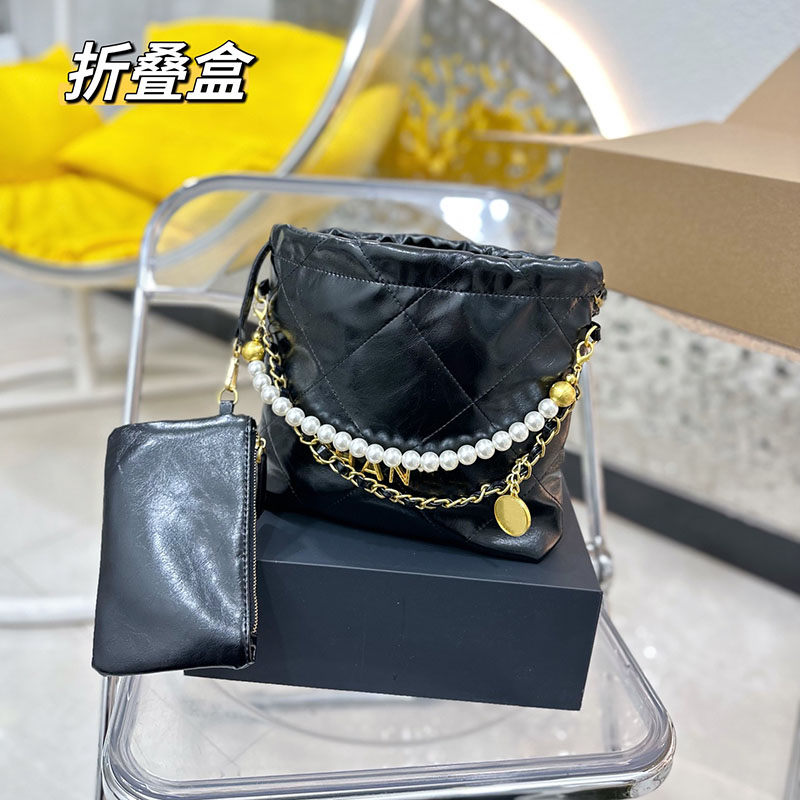 Lambskin Designer Fashion Bags Gold Chain Pearl Tote Lady Garbage Crossbody Classic Clutch Shopping Bag Purse Womens Matel Wallet Handbags Large Size 22x23cm, 4#28x29cm
Lambskin Designer Fashion Bags Gold Chain Pearl Tote Lady Garbage Crossbody Classic Clutch Shopping Bag Purse Womens Matel Wallet Handbags Large Size 22x23cm, 4#28x29cm