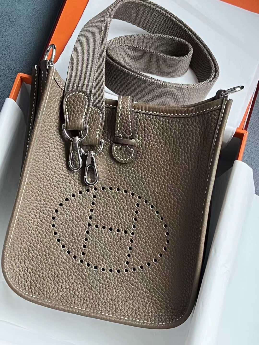 Designer H Home bag Evelynn thread Handmade wax top layer cow leather mini Evelyns women's togo one shoulder diagonal cross hollow small square C8FP
Designer H Home bag Evelynn thread Handmade wax top layer cow leather mini Evelyns women's togo one shoulder diagonal cross hollow small square C8FP