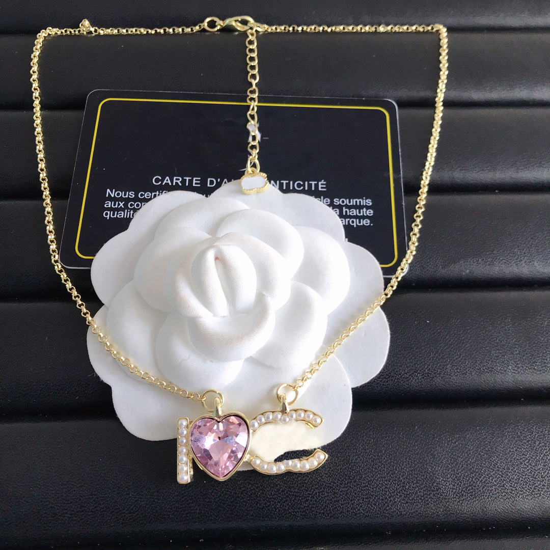 Designer Fashion Pendant Necklace for Women Pink heart Chain 18K Gold Plated Copper Alloy Letter Pendant Necklaces Jewelry
Designer Fashion Pendant Necklace for Women Pink heart Chain 18K Gold Plated Copper Alloy Letter Pendant Necklaces Jewelry