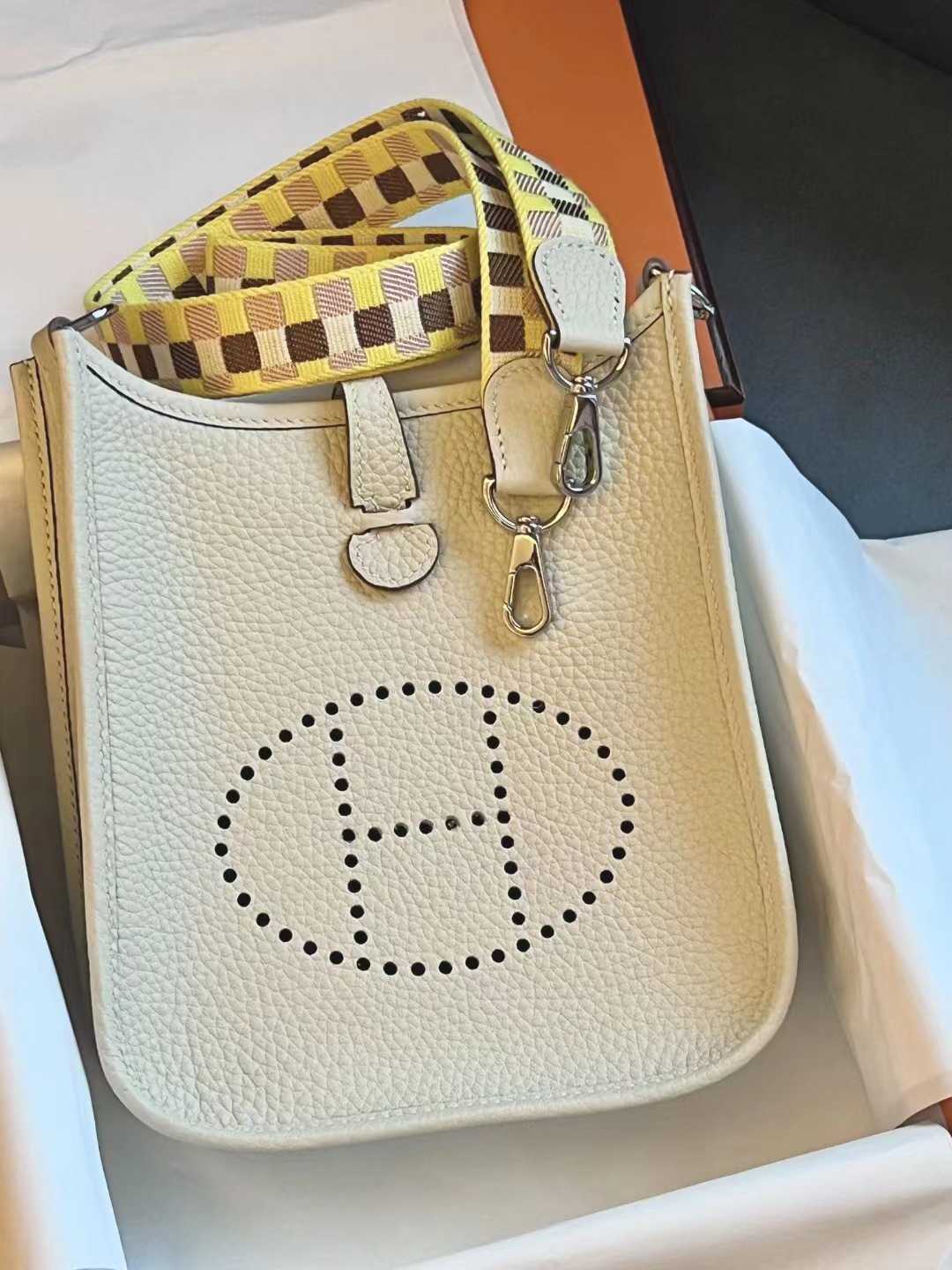 Designer H Home bag Evelynn wax thread Handmade top layer cow leather mini Evelyns women's togo one shoulder diagonal cross hollow small square 1 1KV1
Designer H Home bag Evelynn wax thread Handmade top layer cow leather mini Evelyns women's togo one shoulder diagonal cross hollow small square 1 1KV1