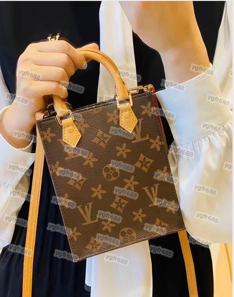 Designer Totes Mini Shoulder Bag Women Crossbody bag cosmetic New Women Leather Handbags Womens Small Round Bag Messenger Bags Purse mini tote bag box, Packing bag
Designer Totes Mini Shoulder Bag Women Crossbody bag cosmetic New Women Leather Handbags Womens Small Round Bag Messenger Bags Purse mini tote bag box, Packing bag