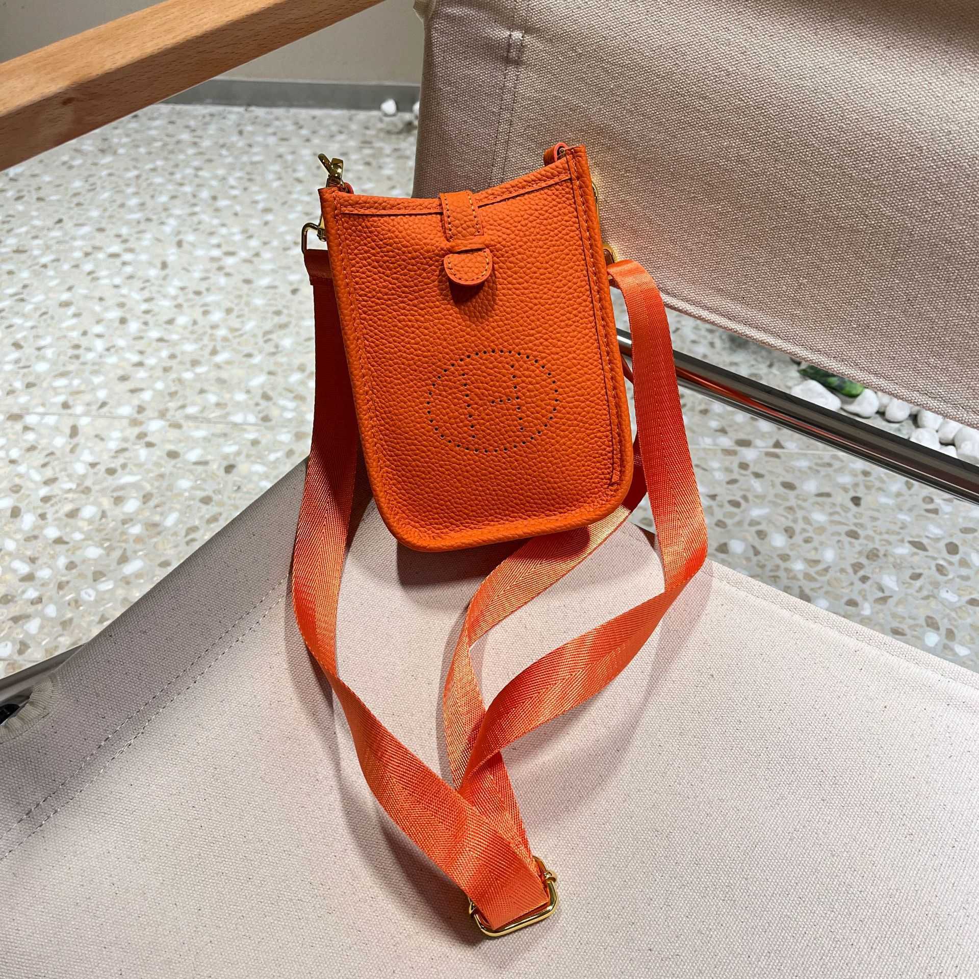 Designer H Home bag Evelynn Hollow 2023 New out Bucket Bag Cowhide Evelyns Litchi Pattern Genuine Leather Women's One Shoulder Crossbody Mobile Phone 0AT7, 12x4x16cm
Designer H Home bag Evelynn Hollow 2023 New out Bucket Bag Cowhide Evelyns Litchi Pattern Genuine Leather Women's One Shoulder Crossbody Mobile Phone 0AT7, 12x4x16cm