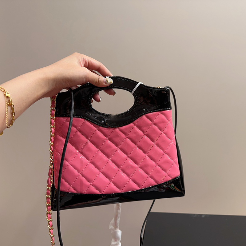 Womens 23A Patent Leather 31 Clutch Cross Body Bags Classic Diamond Lattice Mini Purse Top Handle Totes Round Strap Gold Hardware Shoulder Handbags 24X20CM 5 Colors, Box
Womens 23A Patent Leather 31 Clutch Cross Body Bags Classic Diamond Lattice Mini Purse Top Handle Totes Round Strap Gold Hardware Shoulder Handbags 24X20CM 5 Colors, Box