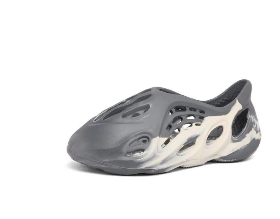 Designer Slippers New paragraph package head hole shoes summer camouflage coconut male trendy couple Roman sandals male beach, Grey and white
Designer Slippers New paragraph package head hole shoes summer camouflage coconut male trendy couple Roman sandals male beach, Grey and white