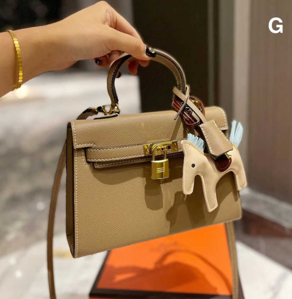 Designer Bag Woman Handbag Messenger Shoulder Crossbody Litchi Textured Togo Top Layer Leather Blocked Classic Pochette trumpet Mini Bags Birkin, Red
Designer Bag Woman Handbag Messenger Shoulder Crossbody Litchi Textured Togo Top Layer Leather Blocked Classic Pochette trumpet Mini Bags Birkin, Red