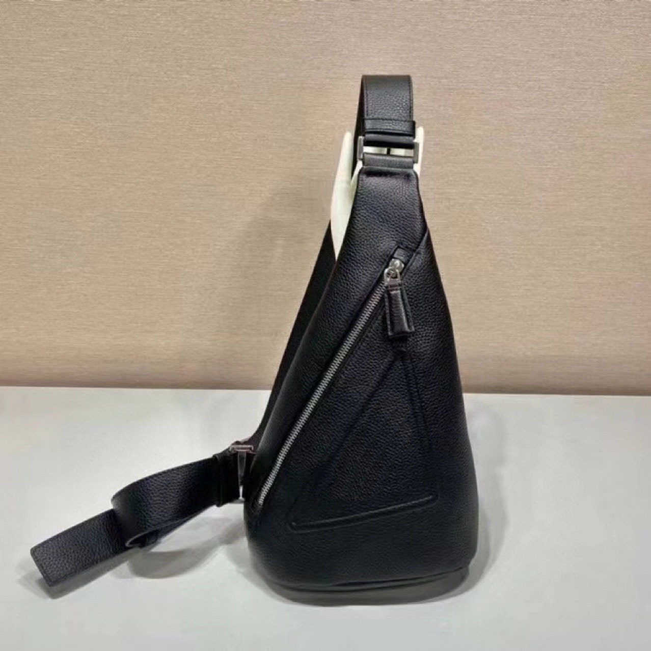 chest bags men crossbody bags waist purse Shoulder Crossbody Backpack Soft Grain Small Cowhide Unisex Fashion Versatile 230615, Black--20*40cm
chest bags men crossbody bags waist purse Shoulder Crossbody Backpack Soft Grain Small Cowhide Unisex Fashion Versatile 230615, Black--20*40cm