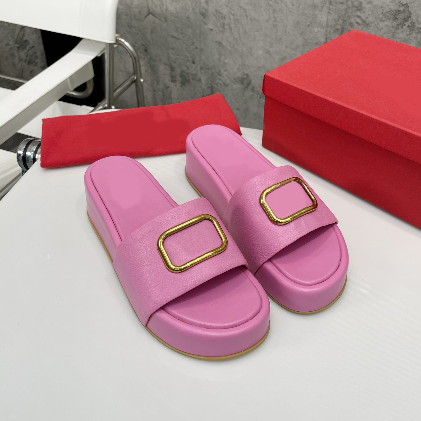Beach slippers Heightening slippers 2023 Scuffs letter women summer Deodorant fashion casual comfortable Home slippers shopping
Beach slippers Heightening slippers 2023 Scuffs letter women summer Deodorant fashion casual comfortable Home slippers shopping