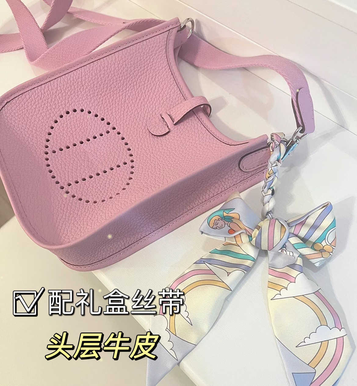 Designer H Home bag Evelynn New Top Layer Cowhide Evelyns Bag Mini Handbag Crossbody with Silk Scarf Small Pegasus Pendant TEFN, 17 cm
Designer H Home bag Evelynn New Top Layer Cowhide Evelyns Bag Mini Handbag Crossbody with Silk Scarf Small Pegasus Pendant TEFN, 17 cm