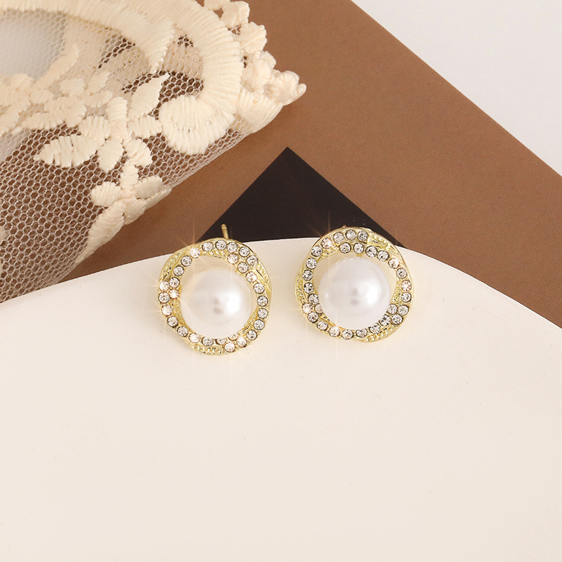 Luxury designer earrings with 925 silver inlaid pearls and zirconia inlaid earrings are suitable for gatherings, business activities, weddings, blind dates
Luxury designer earrings with 925 silver inlaid pearls and zirconia inlaid earrings are suitable for gatherings, business activities, weddings, blind dates