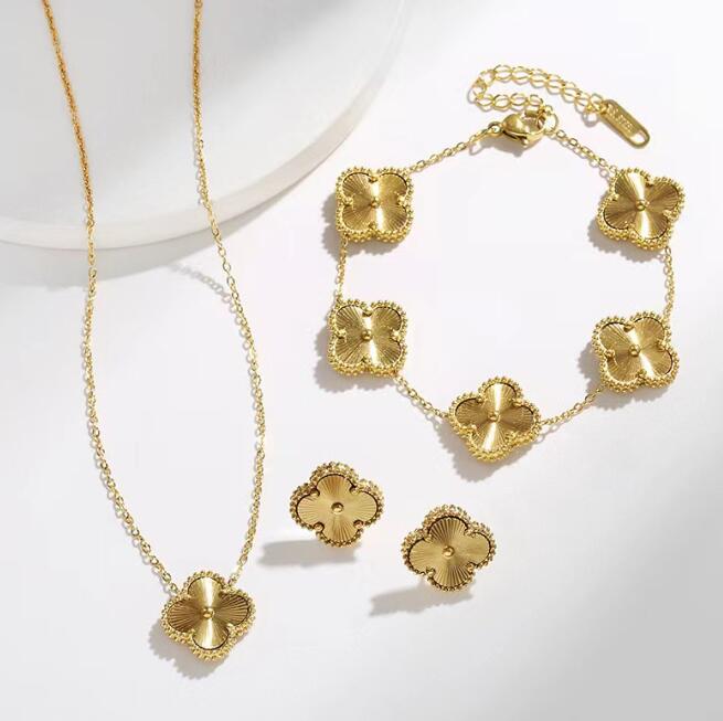 18K Gold Plated Jewelry Sets Luxury Designer Flowers Four-leaf Clover Cleef Fashional Pendant Bracelet Earrings Necklace Wedding Party Jewelry, #1
18K Gold Plated Jewelry Sets Luxury Designer Flowers Four-leaf Clover Cleef Fashional Pendant Bracelet Earrings Necklace Wedding Party Jewelry, #1