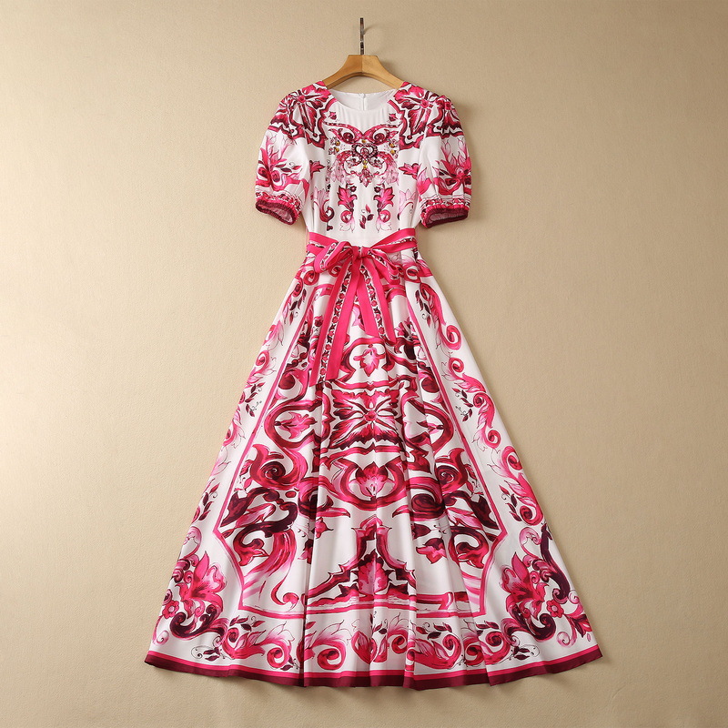 European and American women' dress 2023 summer new style Short sleeve heavy studded red court print Fashion pleated dress
European and American women' dress 2023 summer new style Short sleeve heavy studded red court print Fashion pleated dress