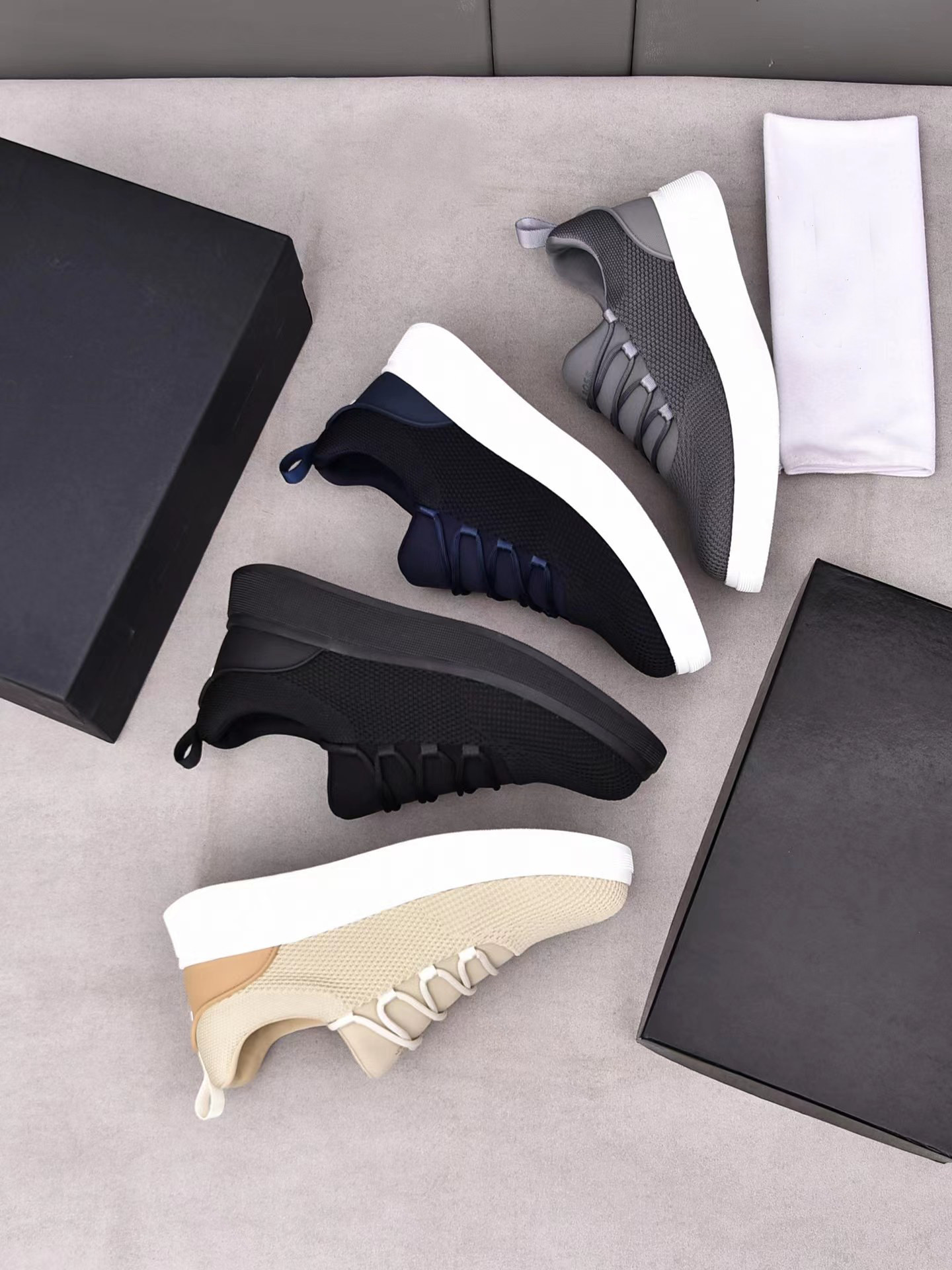 Casual shoes new comfortable soft elastic thick sole breathable sports casual shoes have four colors are black gray blue and khaki
Casual shoes new comfortable soft elastic thick sole breathable sports casual shoes have four colors are black gray blue and khaki