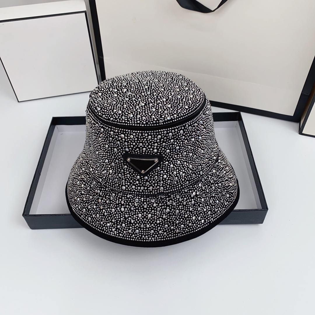 Designer Luxury Triangular Letter Cap The Latest Full Diamond Fisherman Hat Trendy Ladies Sun Hat Embroidery Sunshade Fashion Sunscreen
Designer Luxury Triangular Letter Cap The Latest Full Diamond Fisherman Hat Trendy Ladies Sun Hat Embroidery Sunshade Fashion Sunscreen