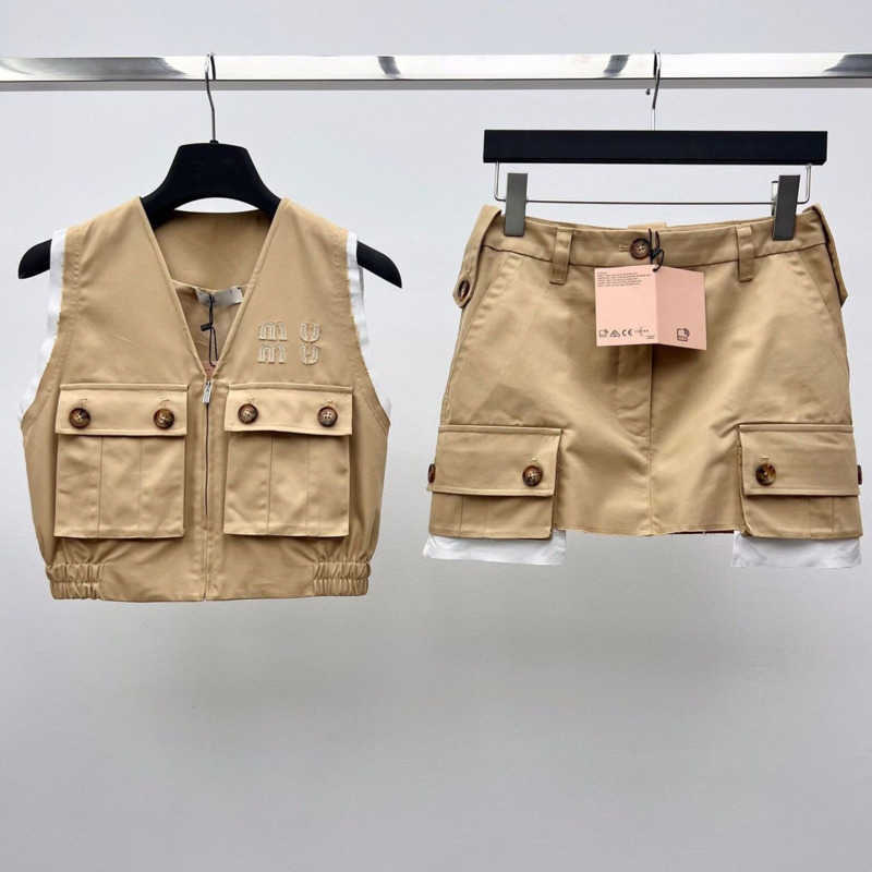 Luxury brand miu tracksuits designer women dress short sleeveless vest short skirt suit summer sexy mini skirt two piece set embroidered letter tank top, Khaki vest
Luxury brand miu tracksuits designer women dress short sleeveless vest short skirt suit summer sexy mini skirt two piece set embroidered letter tank top, Khaki vest