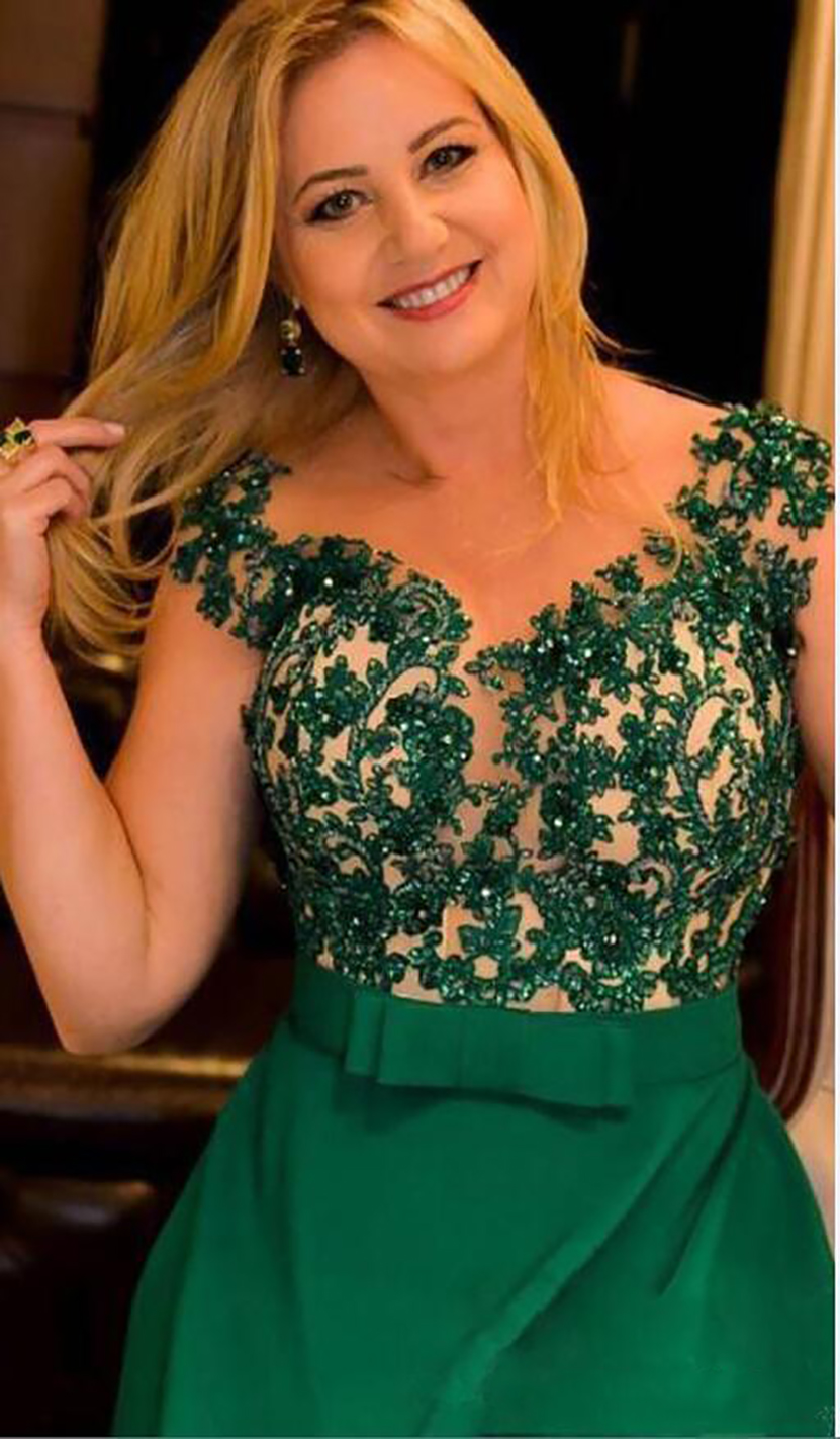 2023 Dark Green Mother of the Bride Dresses Sheer Neck Sparkly Beaded Lace Bow Belt Long Wedding Party Gowns Formal Evening Dress Plus Size