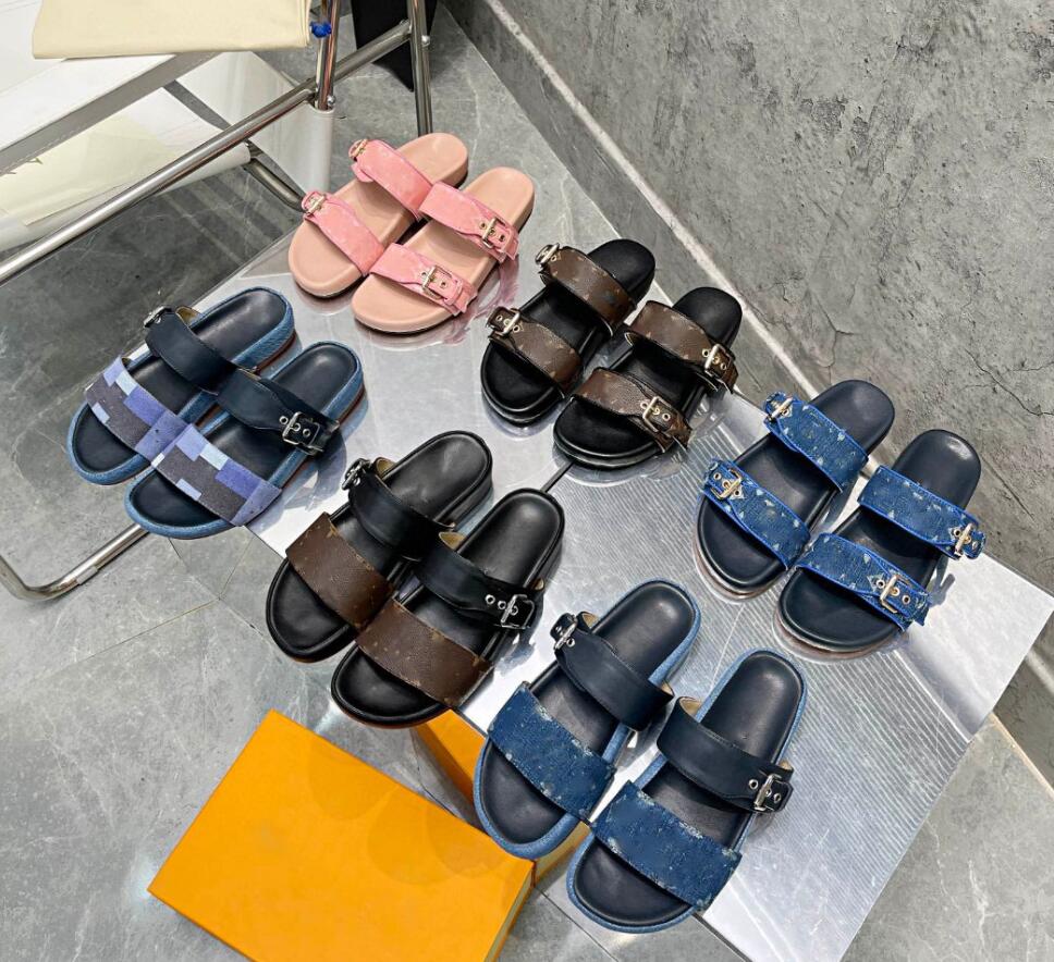 Women Designer Bom Dia Flat Mule Slippers 1A3R5M Cool Effortlessly Stylish Slides 2 Straps with Adjusted Gold Buckles Summer Beach Sandals
Women Designer Bom Dia Flat Mule Slippers 1A3R5M Cool Effortlessly Stylish Slides 2 Straps with Adjusted Gold Buckles Summer Beach Sandals