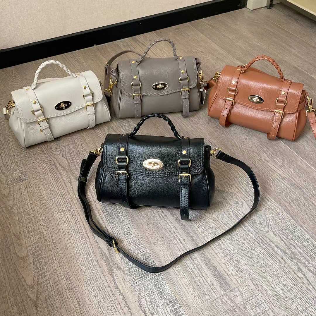French designer Shoulder Bag women Genuine Leather messenger Bag Hardware Decoration Bag Women's Handheld Crossbody Bag 221226, White
French designer Shoulder Bag women Genuine Leather messenger Bag Hardware Decoration Bag Women's Handheld Crossbody Bag 221226, White