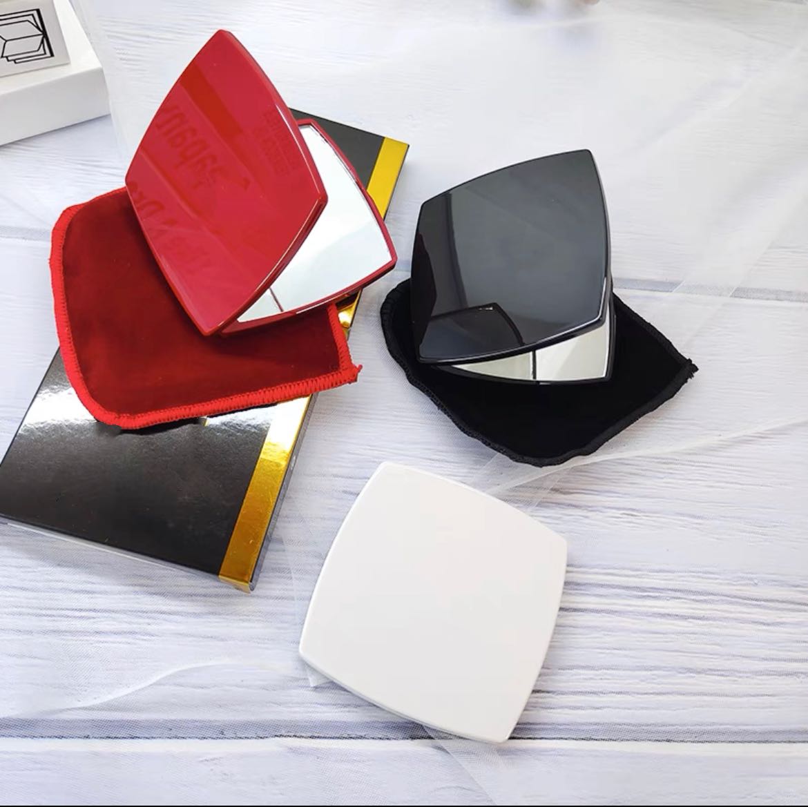 Mirrors Compact Mirrors Classic Letter Folding Double Side Mirror Portable Hd Make-up And Magnifying Mirror With Flannelette Bag Gift Box For VIP Clie