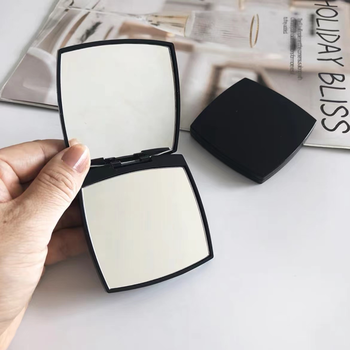 Mirrors Compact Mirrors Classic Letter Folding Double Side Mirror Portable Hd Make-up And Magnifying Mirror With Flannelette Bag Gift Box For VIP Clie