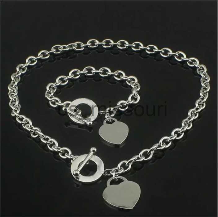 Pendant Necklaces 2023 tiffanyy Boutique Necklace Set Fashion Designer Bracelet Set Jewelry Heart shaped Pendant High Quality Set 2in1 J230612
Pendant Necklaces 2023 tiffanyy Boutique Necklace Set Fashion Designer Bracelet Set Jewelry Heart shaped Pendant High Quality Set 2in1 J230612