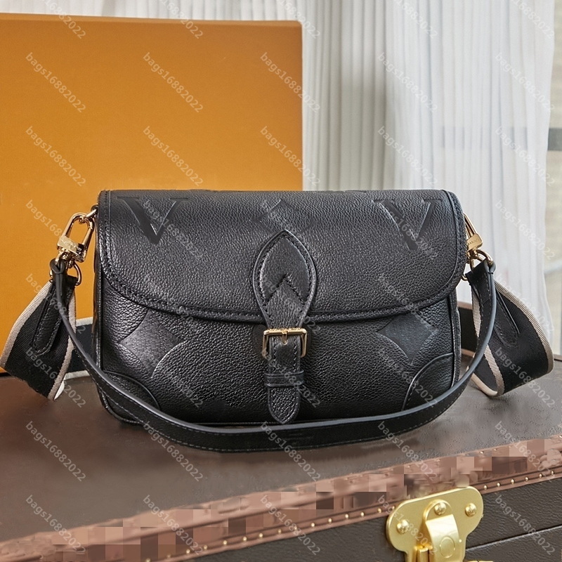 10A Top quality diane bag women one shoulder crossbody bag designer handbag Embossed leather bags louise viuton vutton Elegant and versatile baguette bag wallet, Add box
10A Top quality diane bag women one shoulder crossbody bag designer handbag Embossed leather bags louise viuton vutton Elegant and versatile baguette bag wallet, Add box