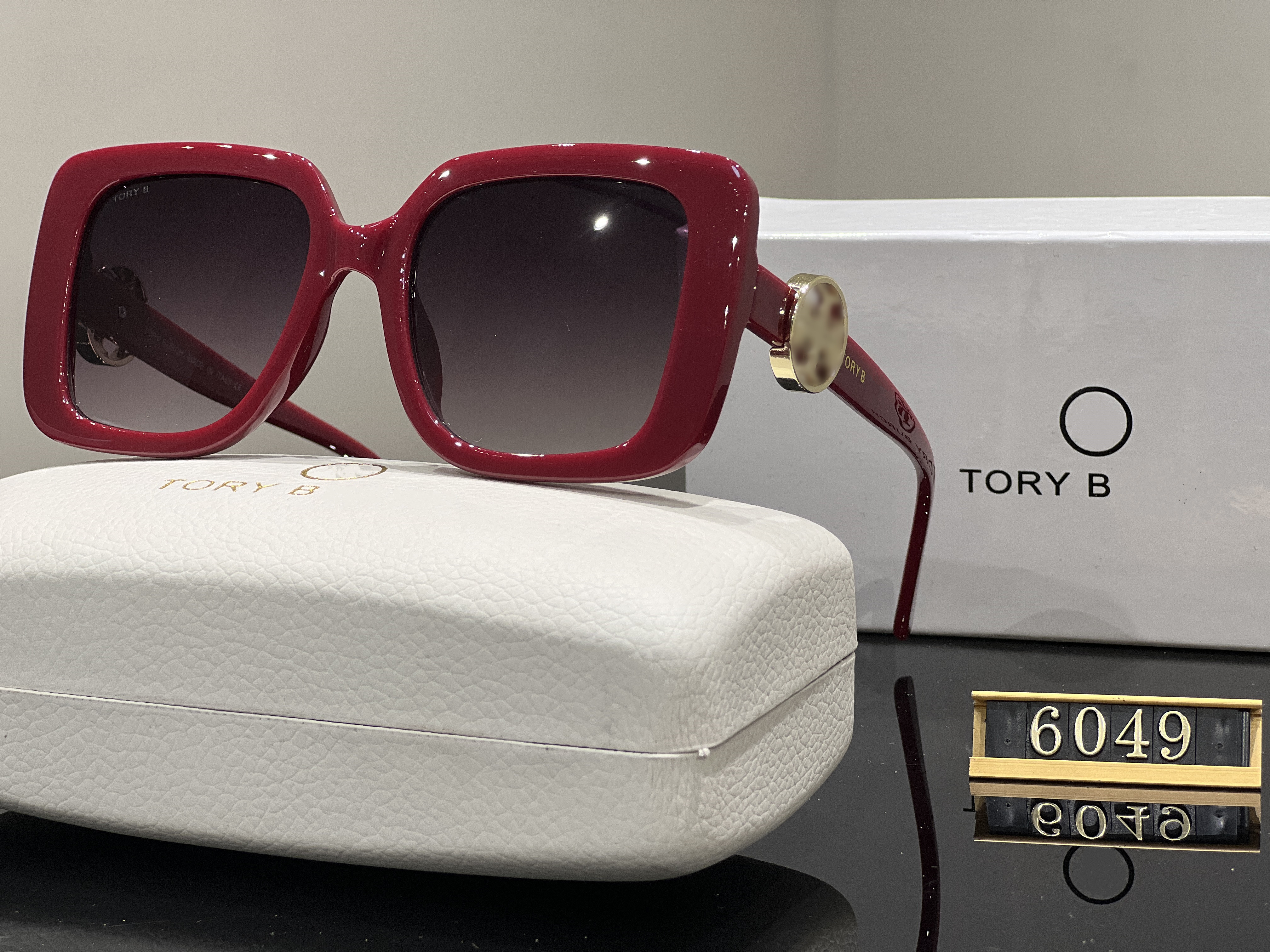 2023 Designer Sunglass Luxury Fashion Red Sports Polarize tory Sunglasses For Men Women Summer New Vintage Baseball Driving Travel Beach Tb Sun Glasses
2023 Designer Sunglass Luxury Fashion Red Sports Polarize tory Sunglasses For Men Women Summer New Vintage Baseball Driving Travel Beach Tb Sun Glasses