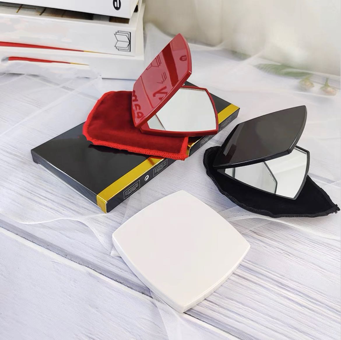Mirrors Compact Mirrors Classic Letter Folding Double Side Mirror Portable Hd Make-up And Magnifying Mirror With Flannelette Bag Gift Box For VIP Clie