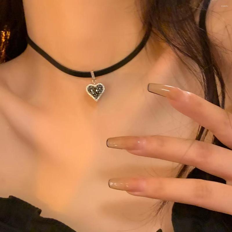 Pendant Necklaces Simple Short Retro Punk Black Leather Rope Clavicle Chain For Women Chic Heart Statement Jewelry
Pendant Necklaces Simple Short Retro Punk Black Leather Rope Clavicle Chain For Women Chic Heart Statement Jewelry