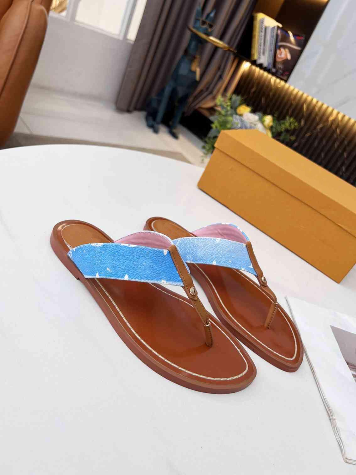 Luxury Women Leather Flat Slippers Girl Studs Thong Sunny Slide Sadnal Designer Lady Letter Printed Canvas Strap Rubber Sole Flip Flop Shoes
Luxury Women Leather Flat Slippers Girl Studs Thong Sunny Slide Sadnal Designer Lady Letter Printed Canvas Strap Rubber Sole Flip Flop Shoes
