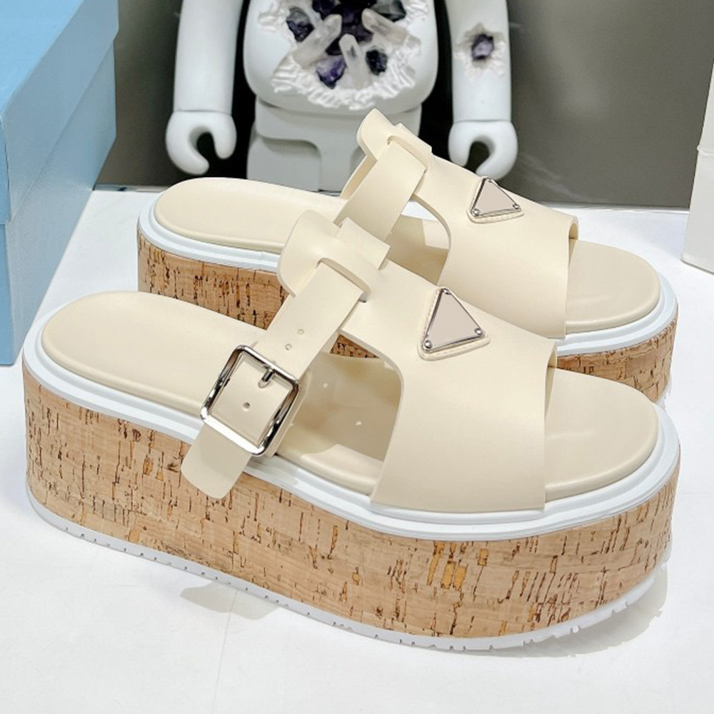 Rubber wedgen platform sandals F075 Upper with metal triangle logo Rubber sole Tread with triangle pattern modern and minimalist design womens designer sandals, Black
Rubber wedgen platform sandals F075 Upper with metal triangle logo Rubber sole Tread with triangle pattern modern and minimalist design womens designer sandals, Black