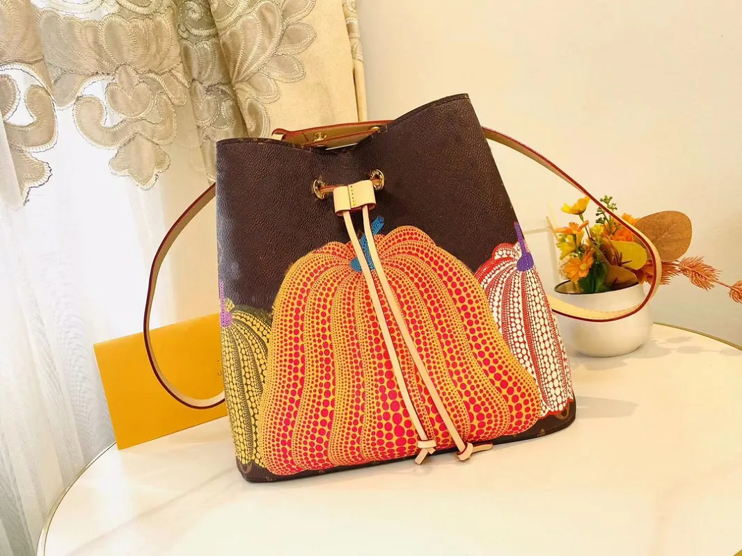 The new 2023 top quality ladies hand bucket bag leather casual fashion classic designer luxurious one shoulder
The new 2023 top quality ladies hand bucket bag leather casual fashion classic designer luxurious one shoulder