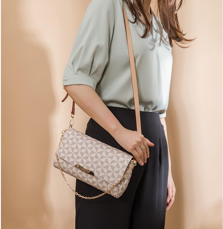 Star same underarm bag 2022 new female European and American retro printing bag shoulder bag chain handbag, W6
Star same underarm bag 2022 new female European and American retro printing bag shoulder bag chain handbag, W6