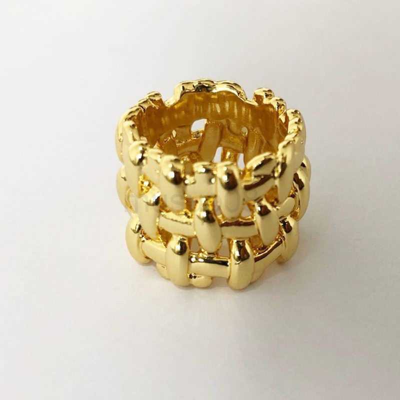 Band Rings Hip Hop 2020 New Trendy Brand Personality Fashion Bloggers Ring High-end Woven Couple Finger Rings Niche Jewelry for Women Men Wedding J230612
Band Rings Hip Hop 2020 New Trendy Brand Personality Fashion Bloggers Ring High-end Woven Couple Finger Rings Niche Jewelry for Women Men Wedding J230612