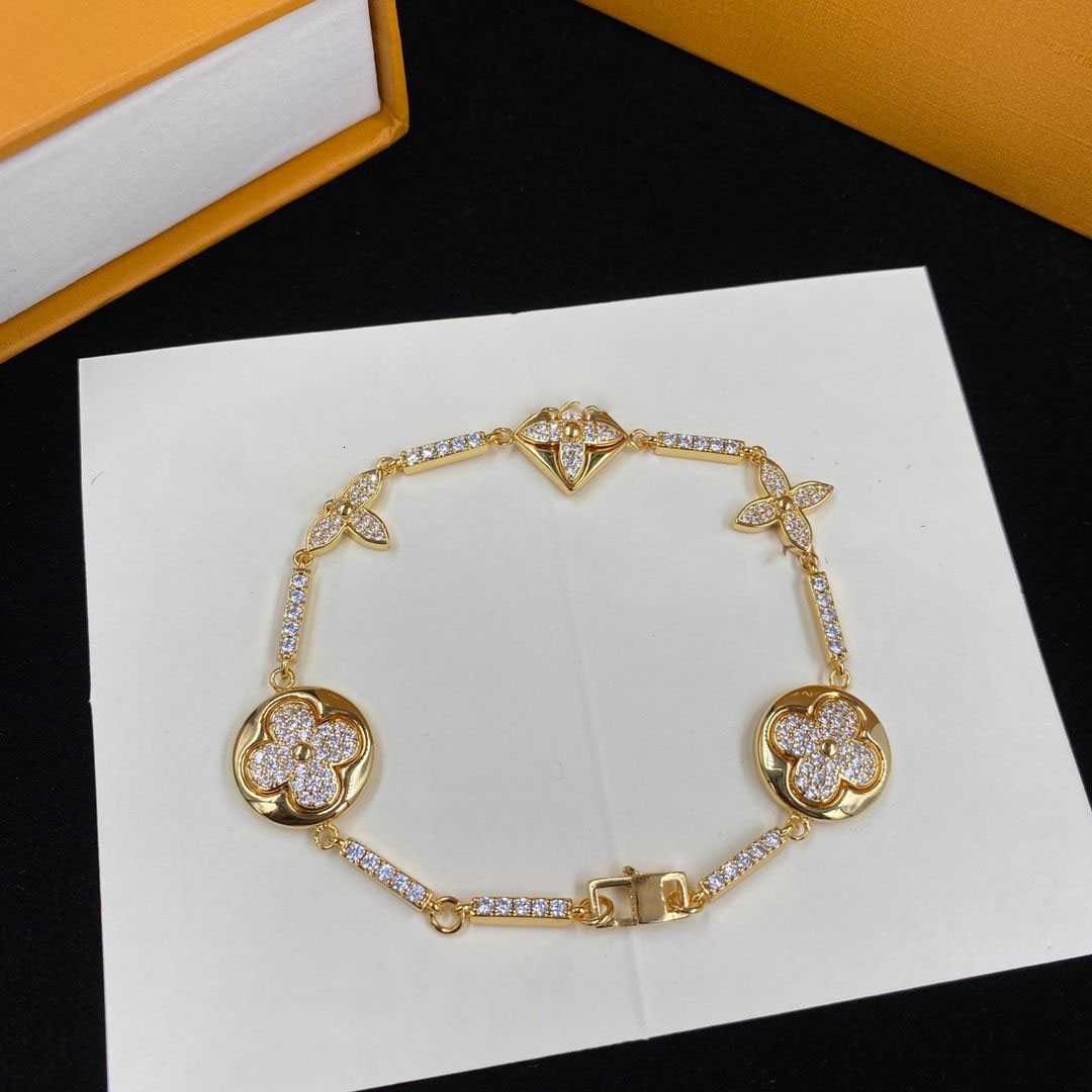 2023 Luxury fashion bracelet designer lucky four-leaf clover bracelet niche design fashion everything no box
2023 Luxury fashion bracelet designer lucky four-leaf clover bracelet niche design fashion everything no box
