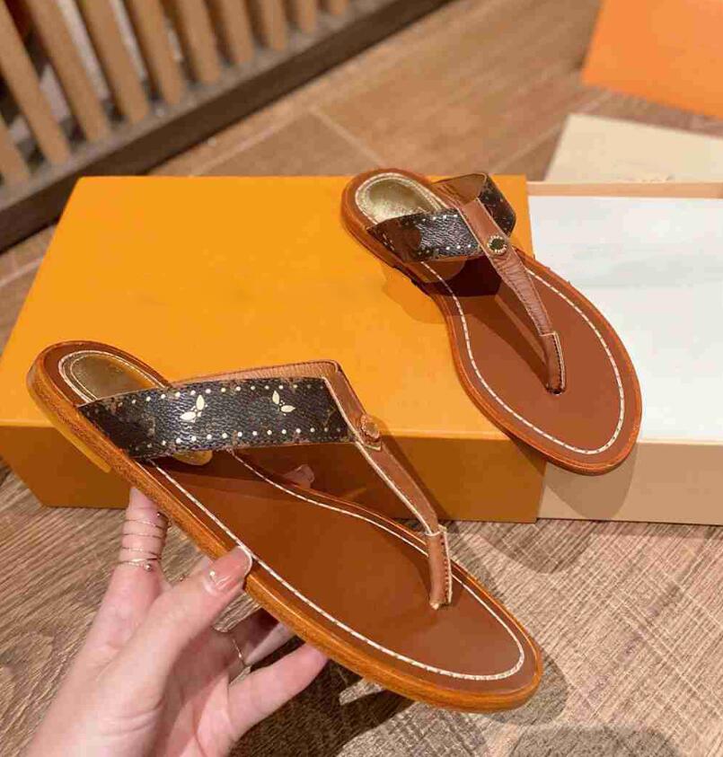 Luxury Designer Sunny Flat Thongs Slippers Girl Studs Leather Slides Printed Canvas Engraved Stud Strap Rubber Sole Flip Flop Women Sandals
Luxury Designer Sunny Flat Thongs Slippers Girl Studs Leather Slides Printed Canvas Engraved Stud Strap Rubber Sole Flip Flop Women Sandals