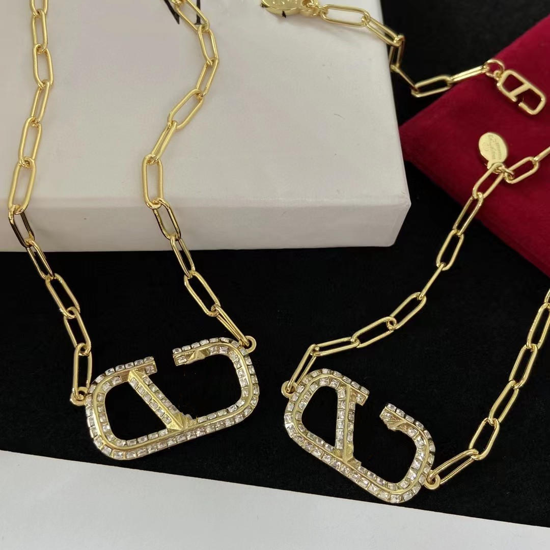 2023 Exquisite International Luxury Lock Chain Pendant Necklace Bracelet Fashion Women's 18k Gold Plated Jewelry Selected Gift
2023 Exquisite International Luxury Lock Chain Pendant Necklace Bracelet Fashion Women's 18k Gold Plated Jewelry Selected Gift