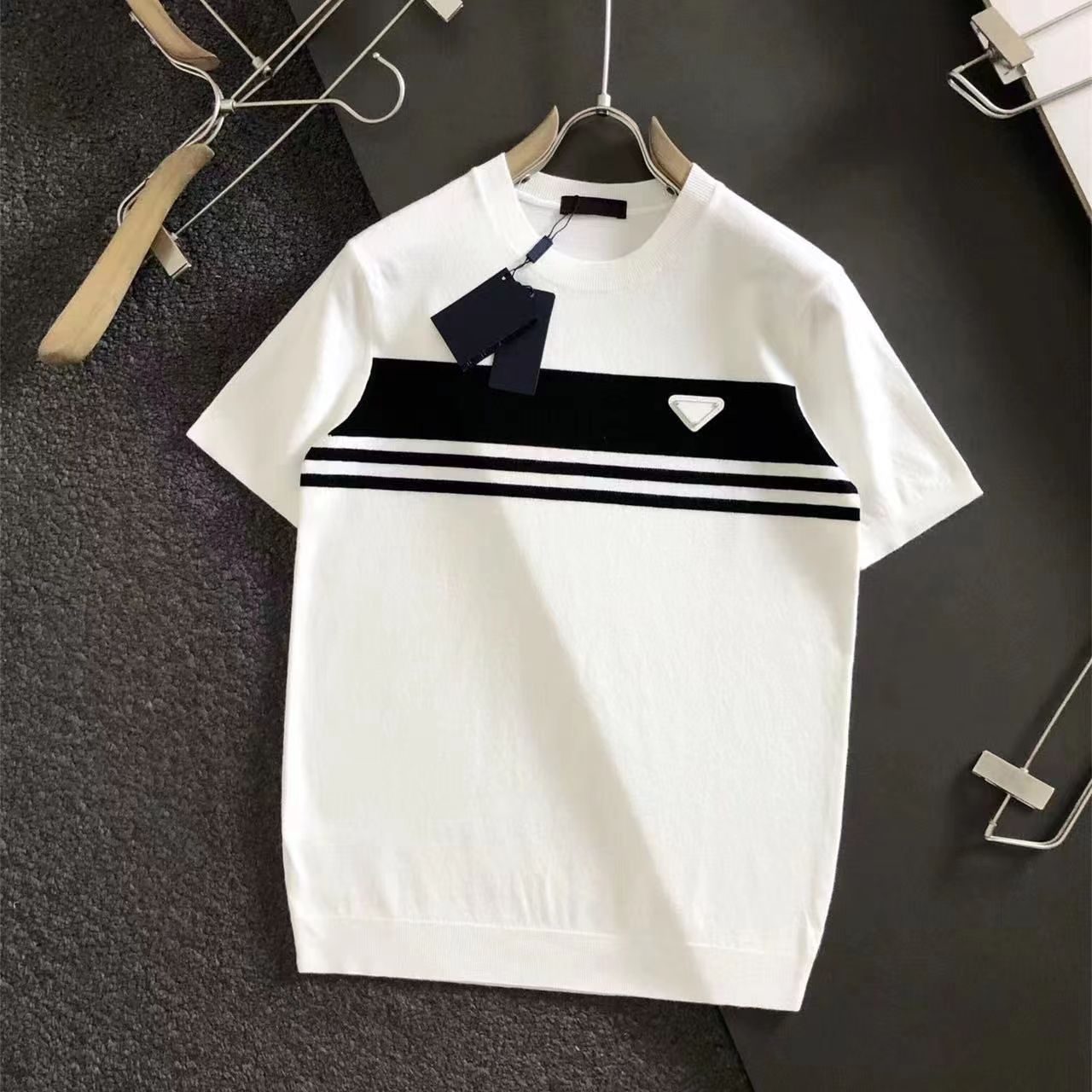 Designers Polo Shirts designer High Street Embroidery Solid color lapel polos Garter Printing Top Quality Cottom Clothing Polos
Designers Polo Shirts designer High Street Embroidery Solid color lapel polos Garter Printing Top Quality Cottom Clothing Polos