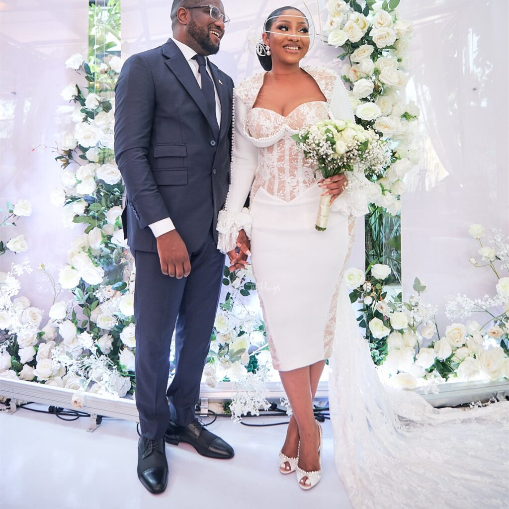Elegant Long Sleeves Sheath Civil Wedding Dresses With Back Bow Train Sweetheart Neck Knee Length Crystals Beaded Lace Sexy African Corset Bridal Gown