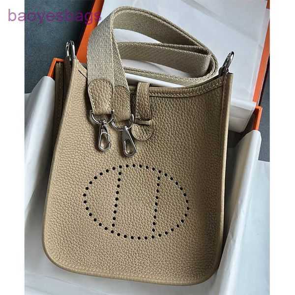Designer Bag 2023 Crossbody Thread Tote Mini h Evelyn Bags Wax Headcoat Tc Cowhide Bucket Women 760k 1 With Logo P8X9
Designer Bag 2023 Crossbody Thread Tote Mini h Evelyn Bags Wax Headcoat Tc Cowhide Bucket Women 760k 1 With Logo P8X9