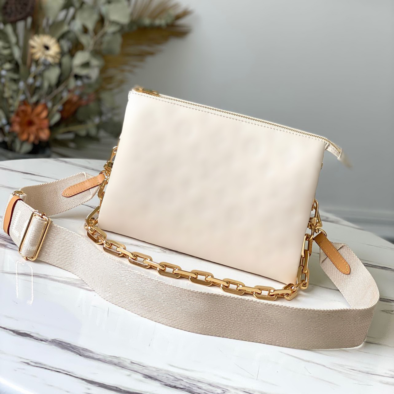 M57790 Genuine leather Chain coussin Bag strap Luxury Designer purse and handbag Embossed bags Women's mens clutch tote Messenger Fashion shoulder crossbody Bags, Blue
M57790 Genuine leather Chain coussin Bag strap Luxury Designer purse and handbag Embossed bags Women's mens clutch tote Messenger Fashion shoulder crossbody Bags, Blue