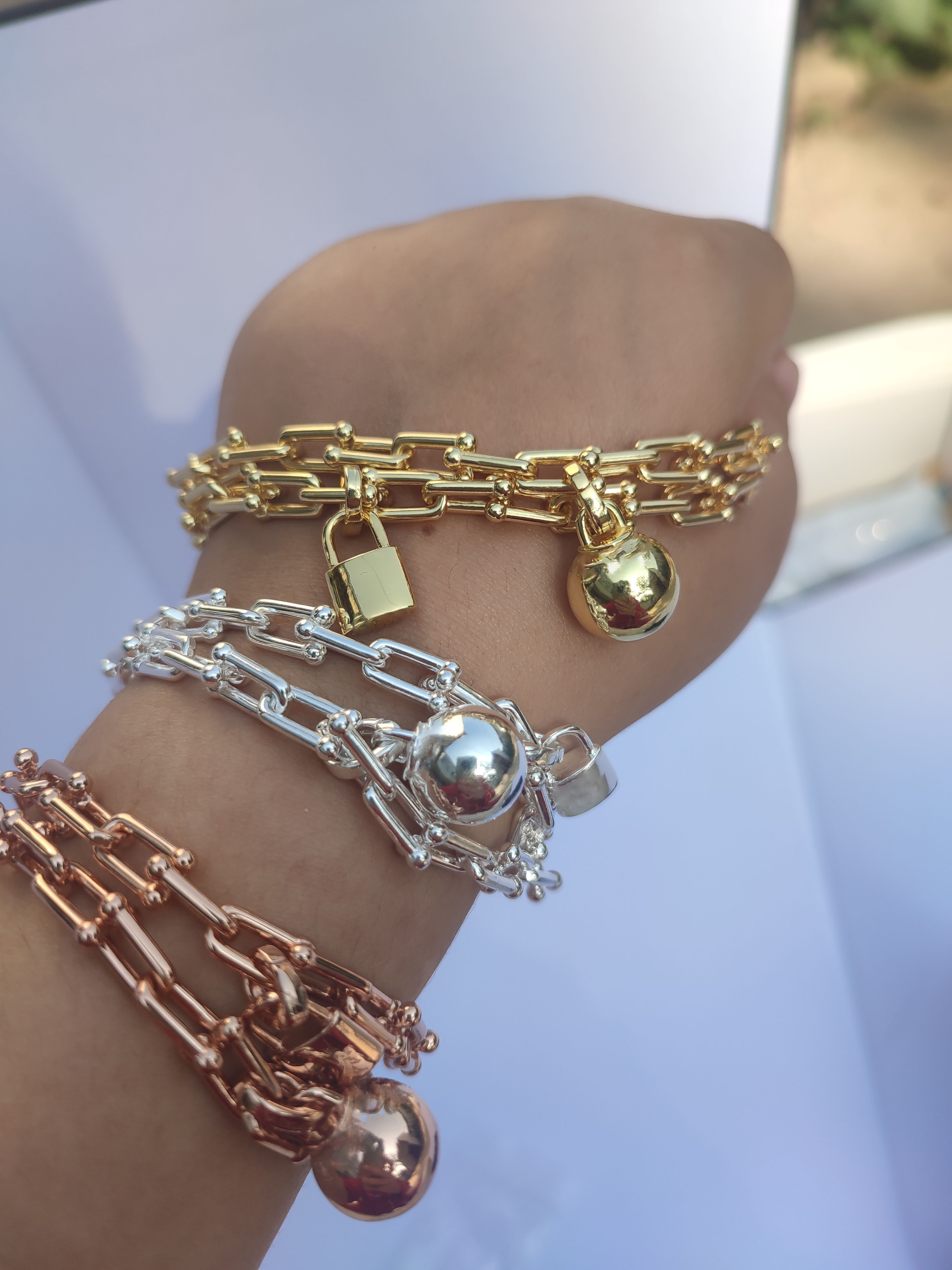 18k gold sliver Bangle Bracelet chain lock round ball Thick Love Designer for Women Men couple designer Top Quality Wedding Party Thanksgiving Day Valentine set
18k gold sliver Bangle Bracelet chain lock round ball Thick Love Designer for Women Men couple designer Top Quality Wedding Party Thanksgiving Day Valentine set