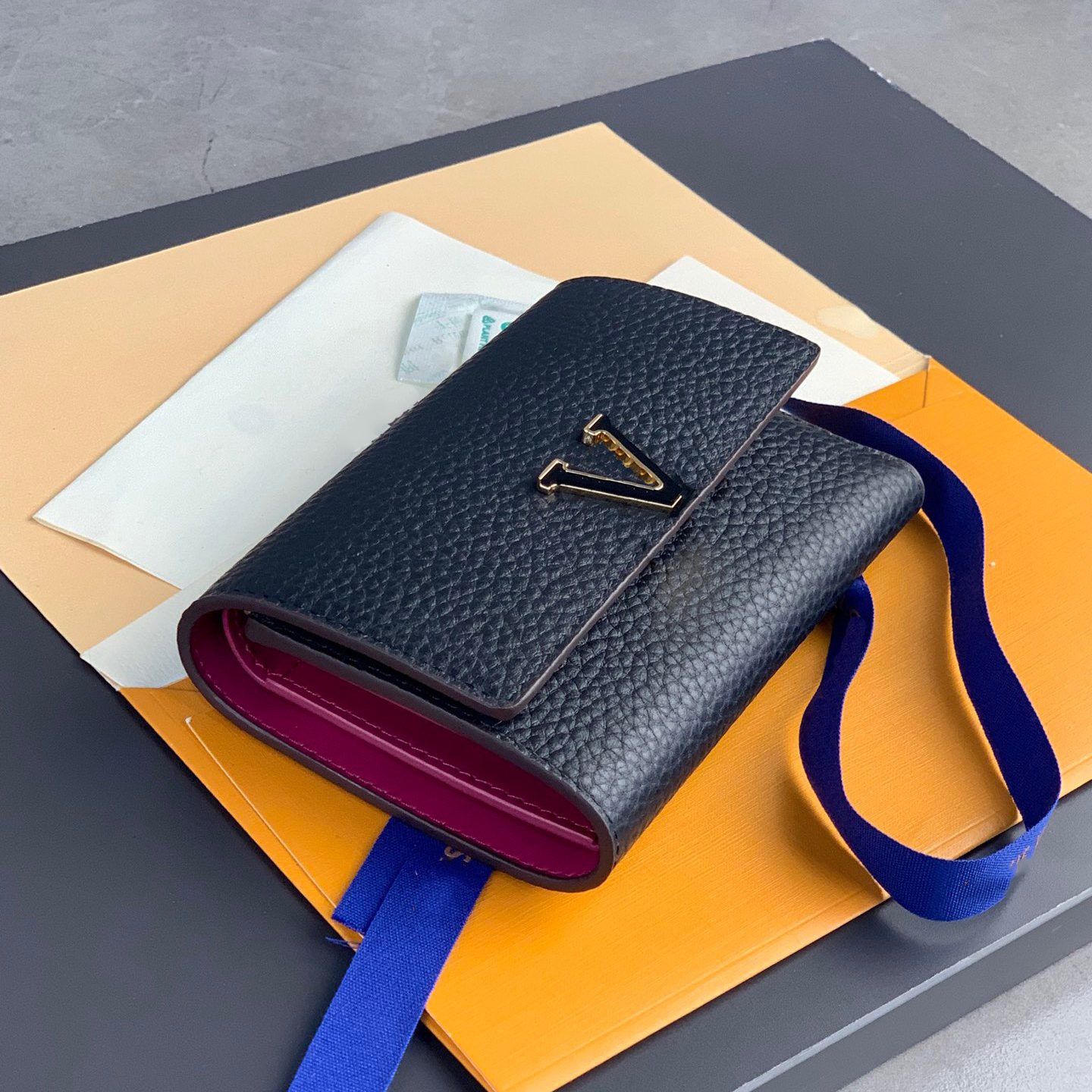 leather Capucines Compact Wallet designer purse Short Wallet card holders with original box dust bag
leather Capucines Compact Wallet designer purse Short Wallet card holders with original box dust bag