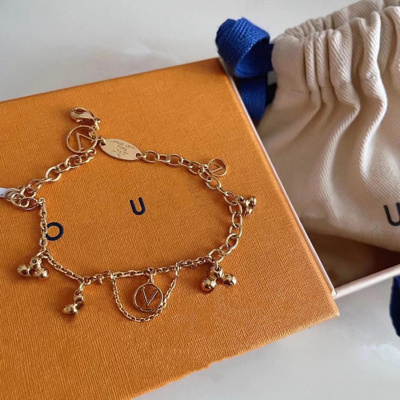 Designer Bracelet for women Chain bracelet classic style fashion Simple and generous quality Refined suitable for social