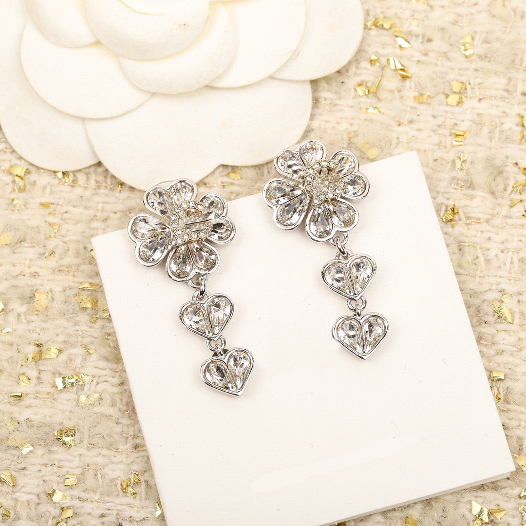 2023 Luxury quality Charm drop earring with diamond and crystal flower design pendant heart shape have box stamp PS7109B
2023 Luxury quality Charm drop earring with diamond and crystal flower design pendant heart shape have box stamp PS7109B