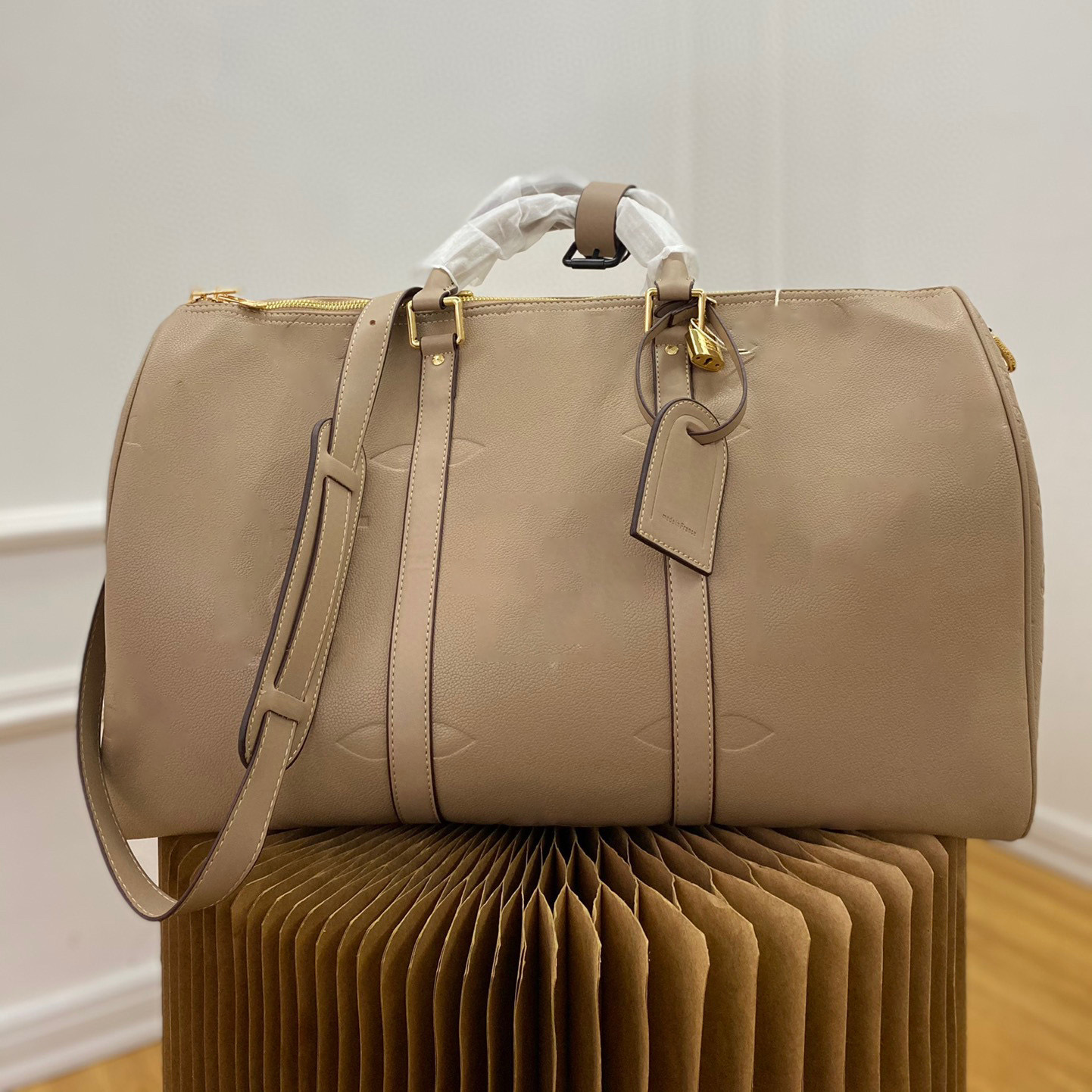 Luxury designer travels bag, embossed men and wome travel bag large patterned embossed women shoulder bag cross-body bag large capacity handbag outdoor messenger bag
Luxury designer travels bag, embossed men and wome travel bag large patterned embossed women shoulder bag cross-body bag large capacity handbag outdoor messenger bag