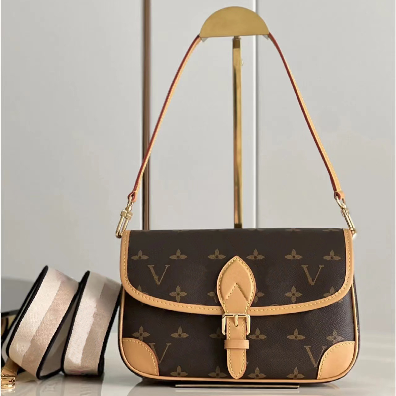 M46386 M45985 DIANE fashion Cross Body Clutch bag Genuine Leather Womens handbagS Totes mens duffle travel luxurys Designer Wallets cosmetic flap gym Shoulder Bags, Pink
M46386 M45985 DIANE fashion Cross Body Clutch bag Genuine Leather Womens handbagS Totes mens duffle travel luxurys Designer Wallets cosmetic flap gym Shoulder Bags, Pink