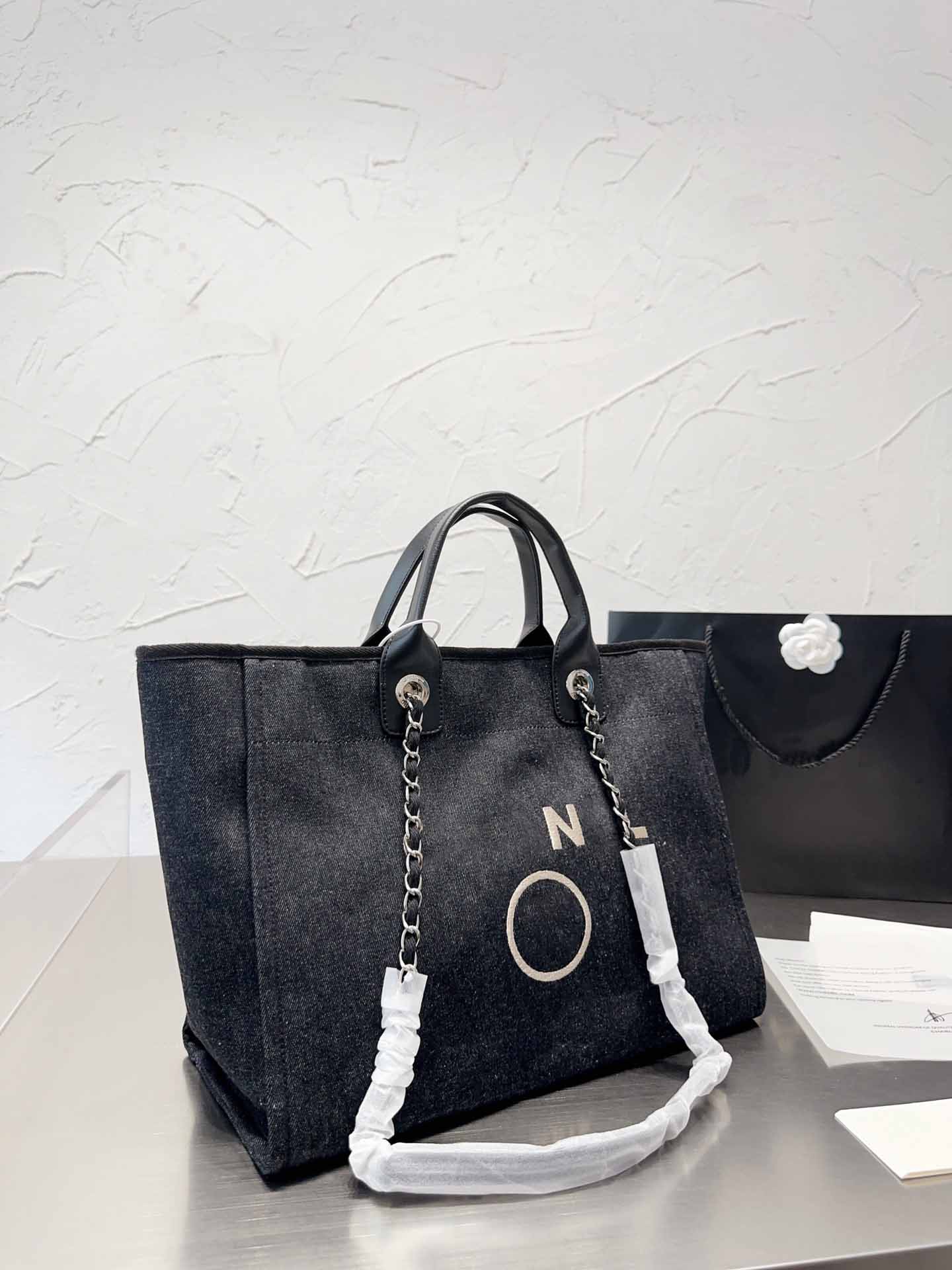 2023 Women designer beach bags New fashion handbags Six styles crossbody shoulder bag large Capacity 38cm, White
2023 Women designer beach bags New fashion handbags Six styles crossbody shoulder bag large Capacity 38cm, White
