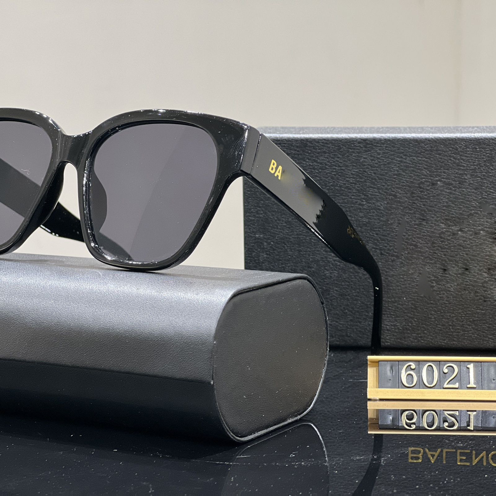 sunglasses Designer Sunglasses Cycle Luxurious Fashion Woman Mens Sunglasses Diamond Square Sunshade Crystal Shape Sun Full Package Glasses high quality
sunglasses Designer Sunglasses Cycle Luxurious Fashion Woman Mens Sunglasses Diamond Square Sunshade Crystal Shape Sun Full Package Glasses high quality